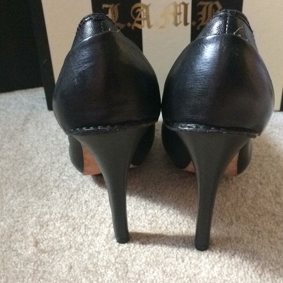 PREOWNED L.A.M.B BLACK LEATHER PUMPS - Picture 3 of 5